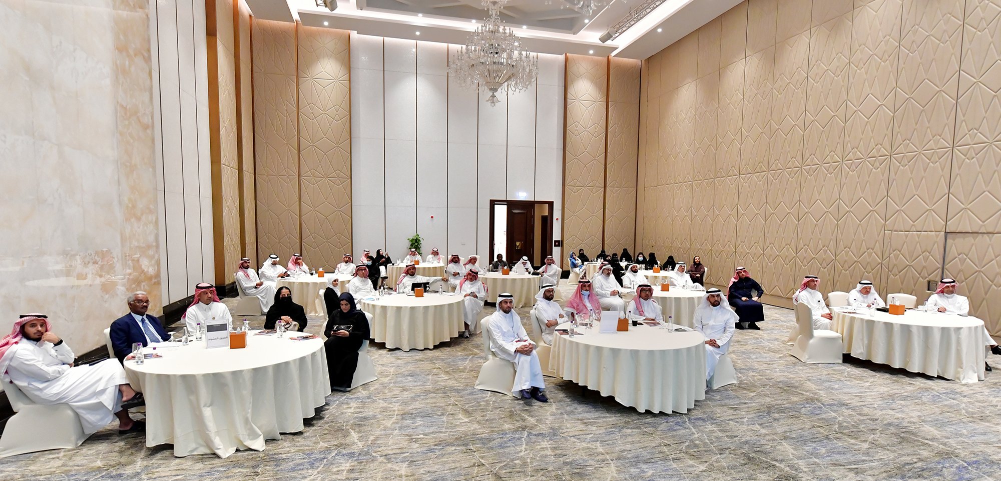 منتدى الرياض الاقتصادي يناقش دراسة آفاق وتحديات مجال العمل الجديد
