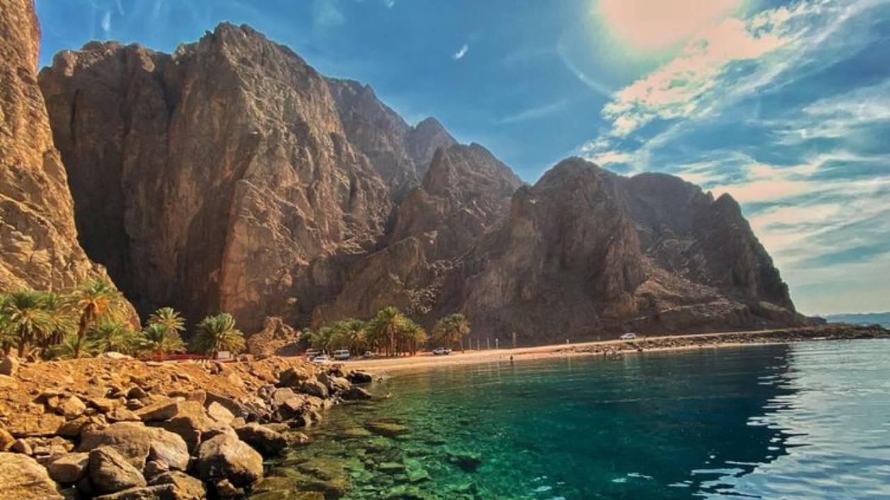 لقطات مذهلة تُظهر جمال شاطئ قيال بمدينة نيوم
