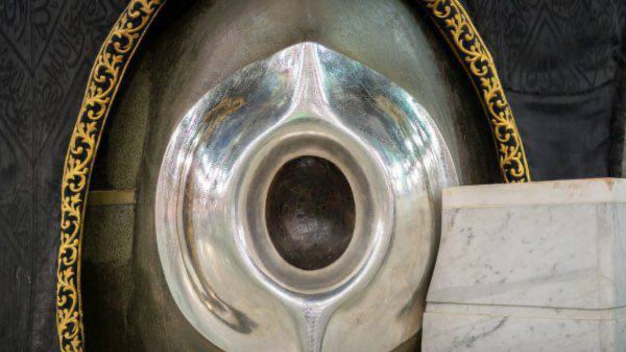 بأساليب متطورة.. تنفيذ أعمال الصيانة الدورية للحجر الأسود