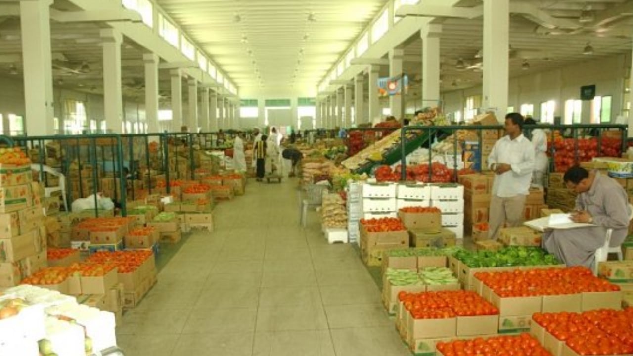  بالفيديو.. عمالة أجنبية تسيطر على سوق الخضار المركزي في الرياض 

