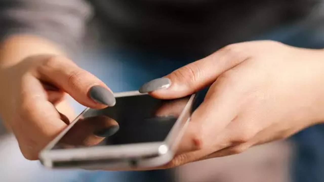 إصابات مختلفة بالعظام يسببها الاستخدام الطويل للهاتف الذكي
