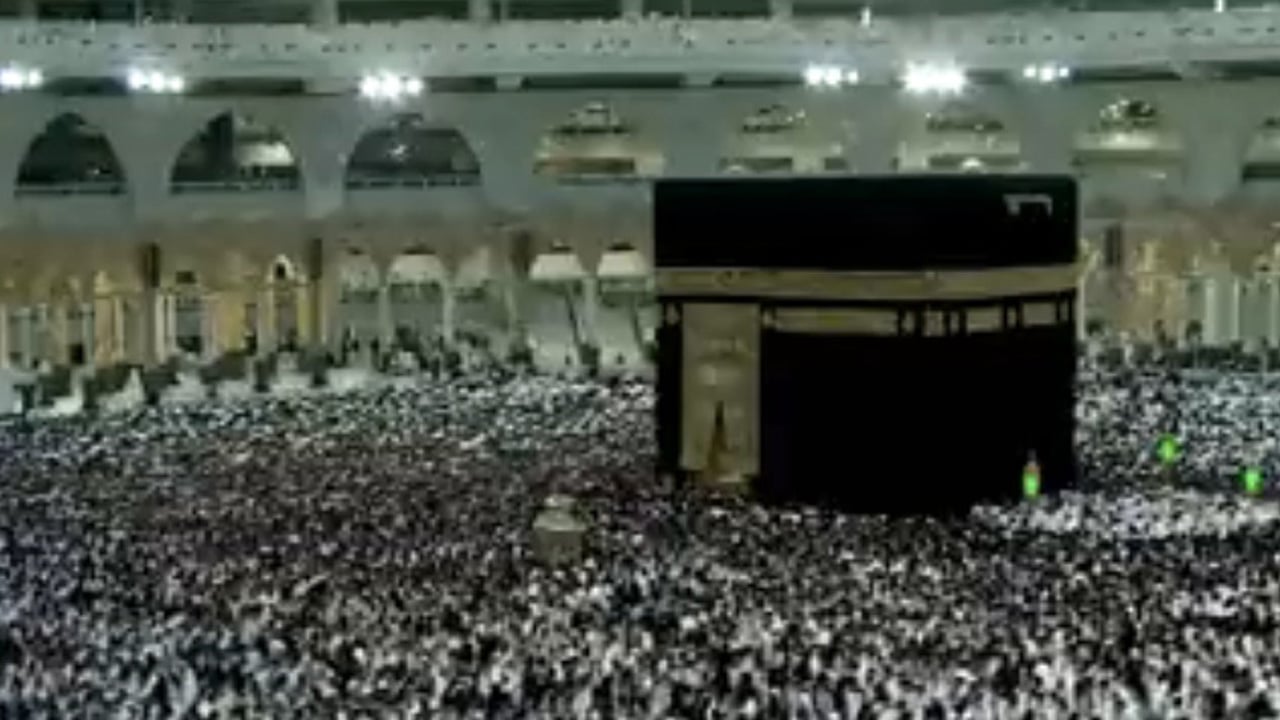 بالفيديو.. امتلاء صحن الطواف بالمعتمرين والطائفين في طمأنينة ويسر
