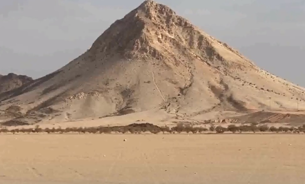 «الصايرة».. جبل جليدي بإطلالة شامخة على صحراء بيشة 

