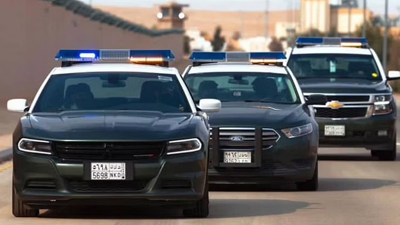 القبض على مواطنين بجدة سرقا مركبات من مواقع مختلفة
