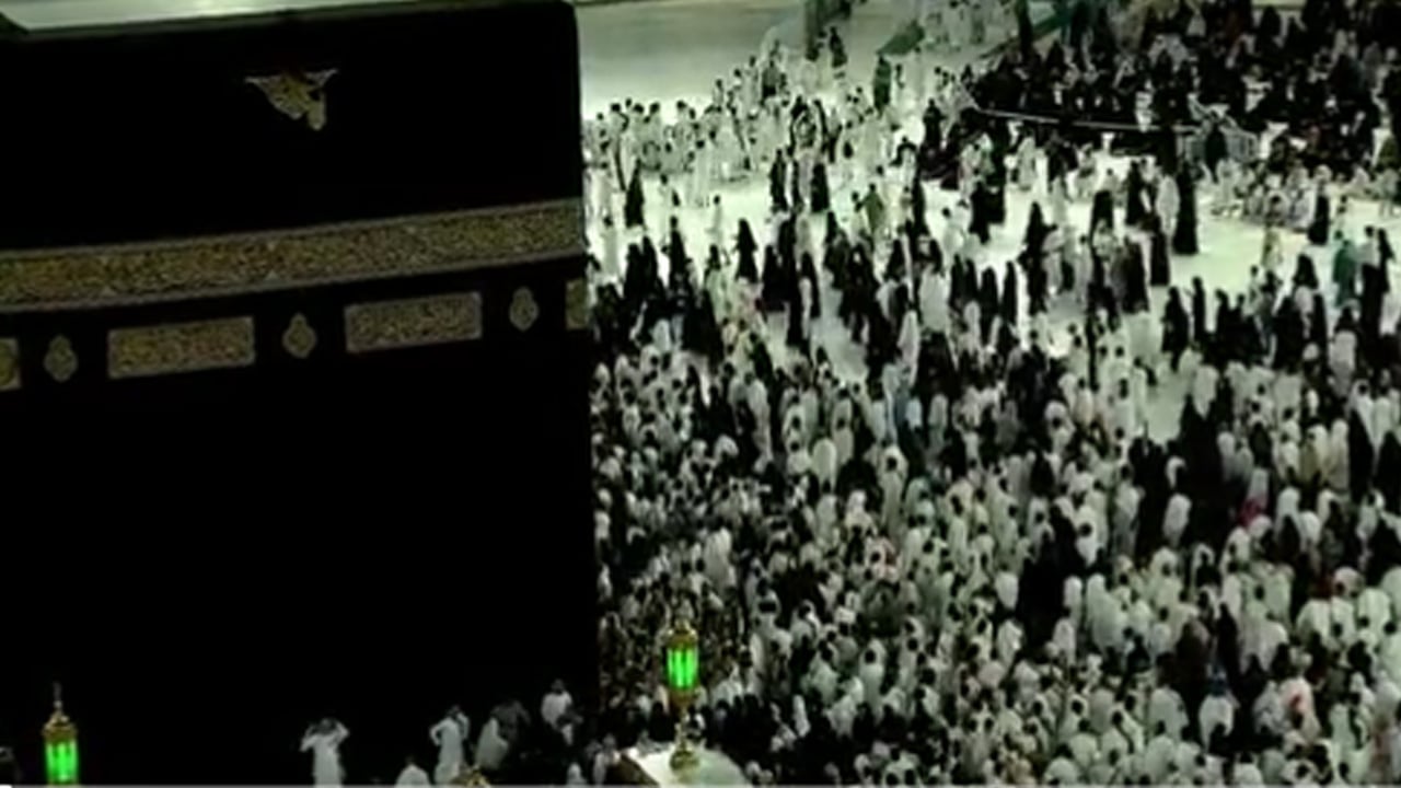 بعد رفع الحواجز.. أفواج عظيمة في صحن الطواف مشتاقة للمس الكعبة وتقبيل الحجر الأسود 
