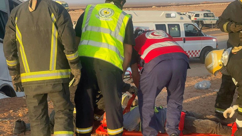 بالصور.. وفاة شخص وإصابة 24 في حادث تصادم حافلة ركاب بمحافظة طريف
