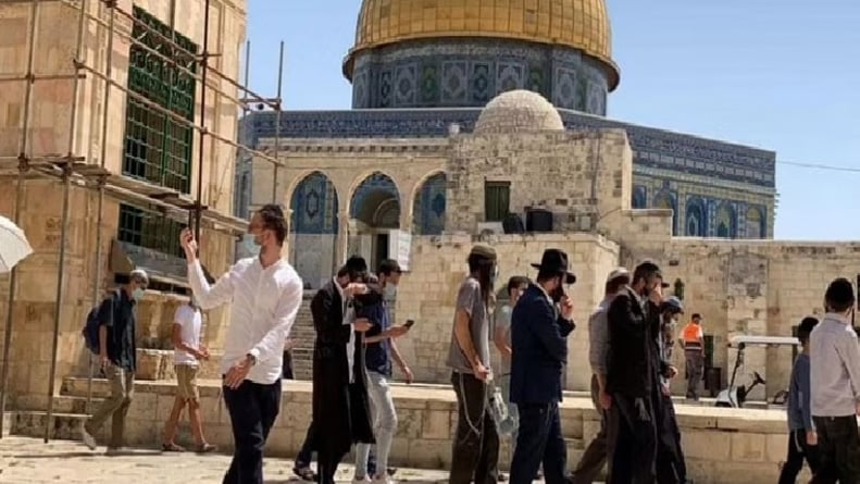 عشرات المستوطنين يقتحمون المسجد الأقصى تحت حماية قوات الاحتلال
