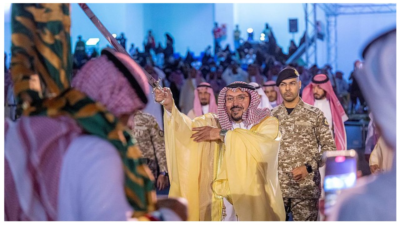 بالصور.. أمير القصيم يؤدي العرضة السعودية في احتفالات اليوم الوطني 
