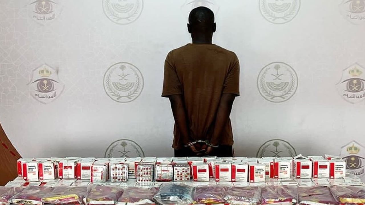 القبض على مقيم بحوزته 12 كجم حشيش و39750 قرصًا خاضعًا لتنظيم التداول الطبي في رجال ألمع

