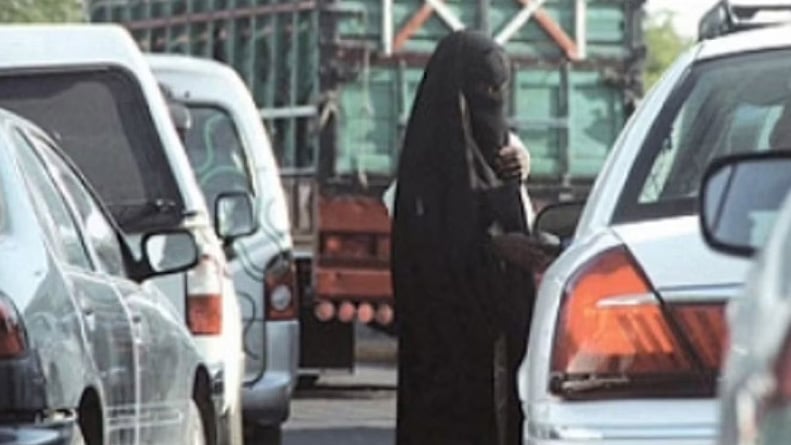 ضبط 3 مواطنين ومقيم لقيامهم بالتسول في حائل 
