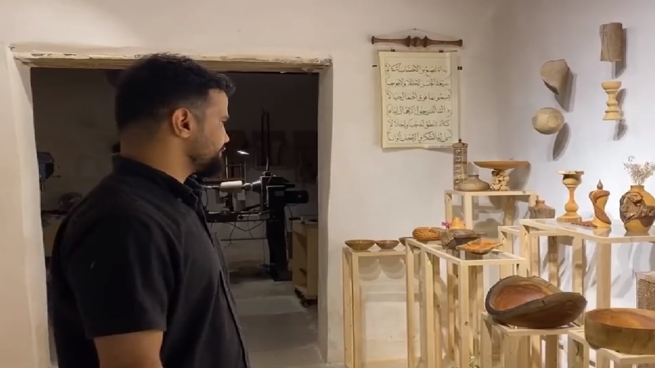 نجار سعودي يروي تجربته في تحويل جذوع الأشجار إلى تحف فنية 
