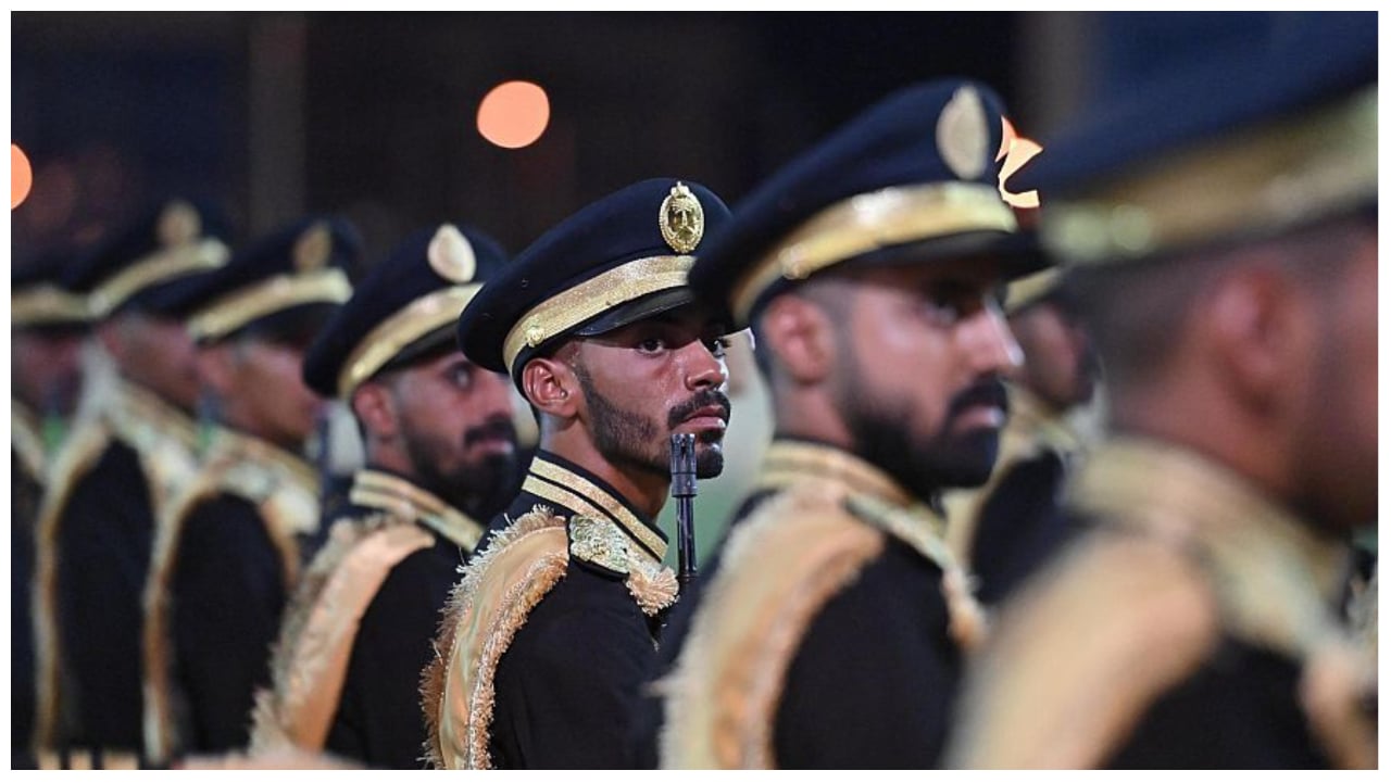 مدير عام الجوازات يشهد حفل تخريج 410 أفراد من دورة الفرد الأساسي الـ45
