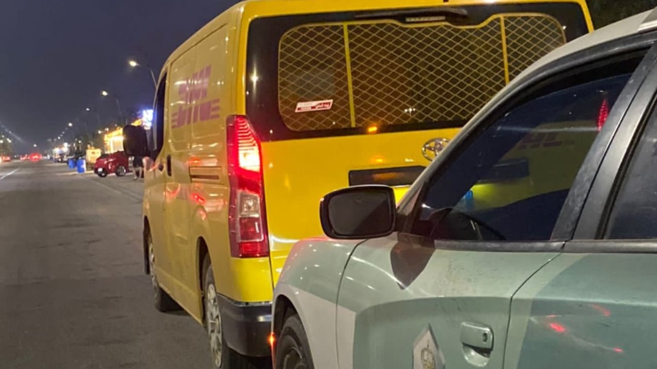 المرور: ضبط قائد مركبة تجاوز حافلات النقل المدرسي عند توقفها وعرض الطلاب للخطر