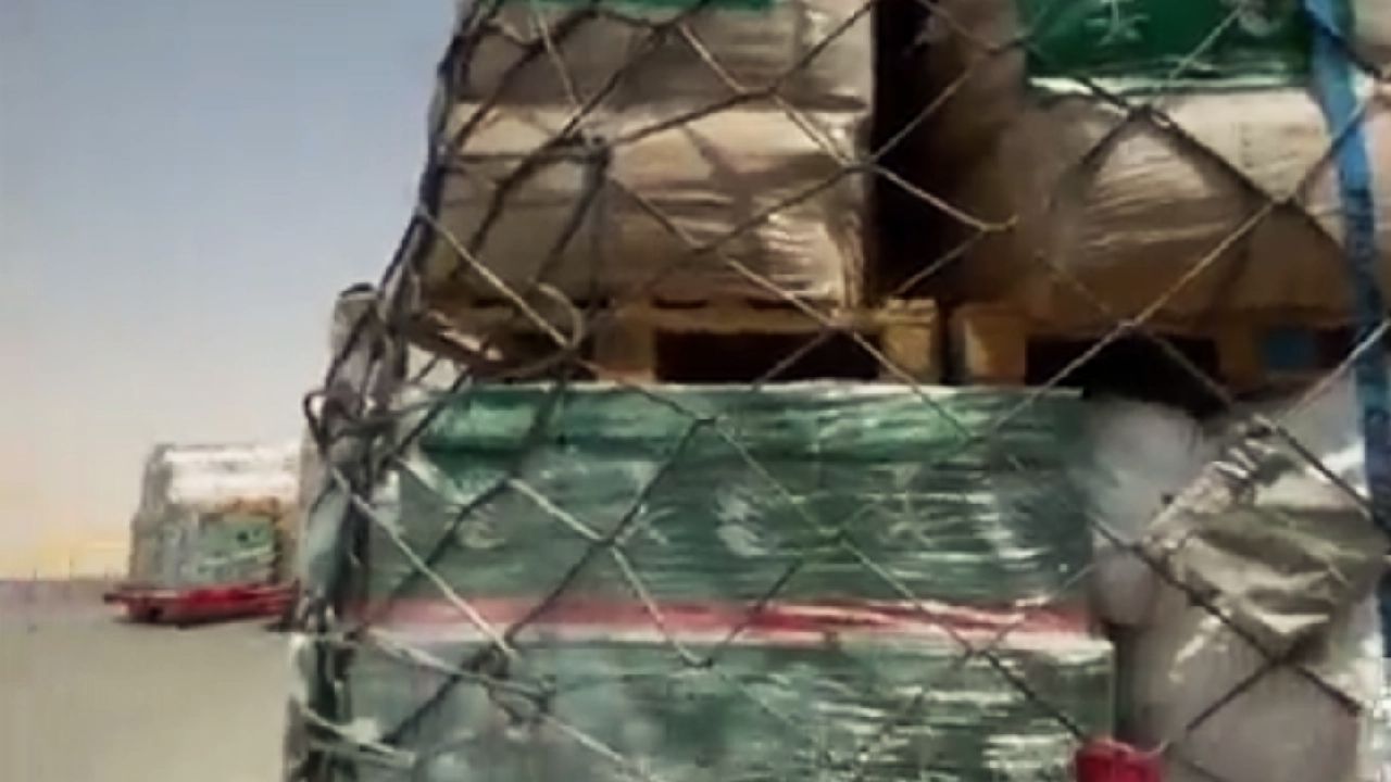 بالفيديو.. تسيير أولى رحلات الجسر الجوي السعودي لنقل المساعدات الإغاثية إلى باكستان

