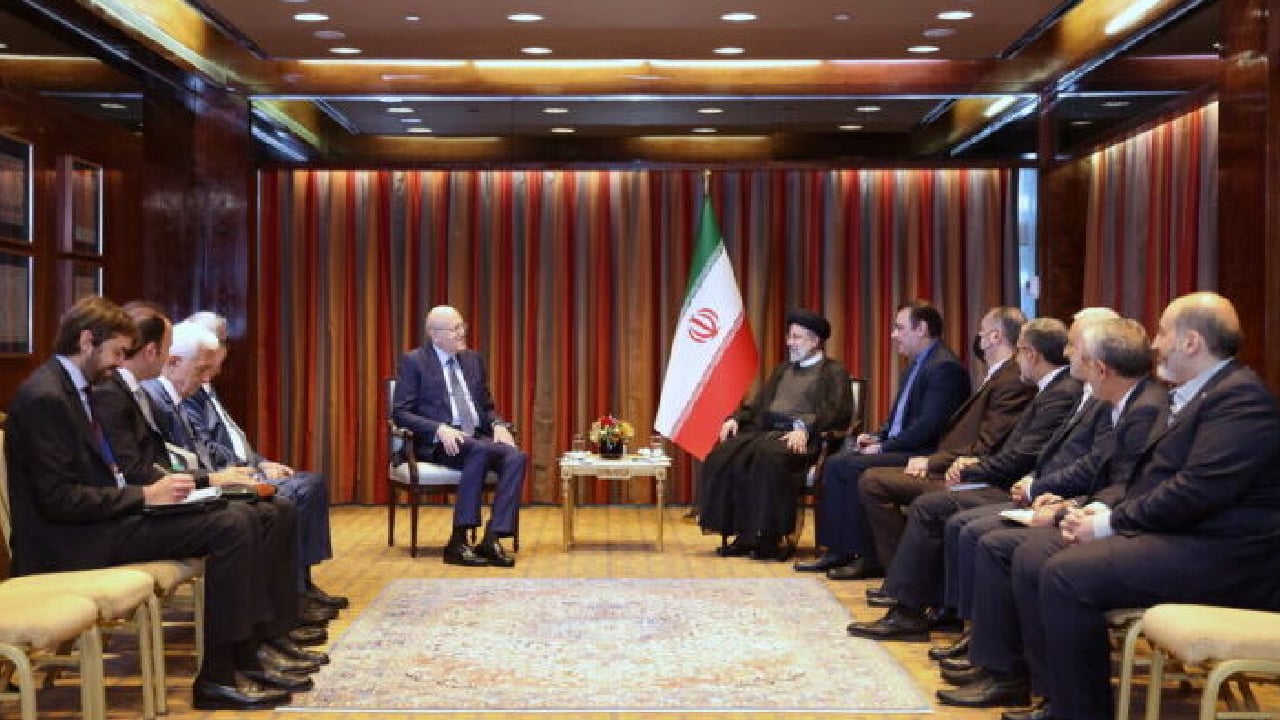 لبنان: الإجراءات الأمنية أخرت وصول علم البلاد خلال لقاء ميقاتى مع رئيس إيران 
