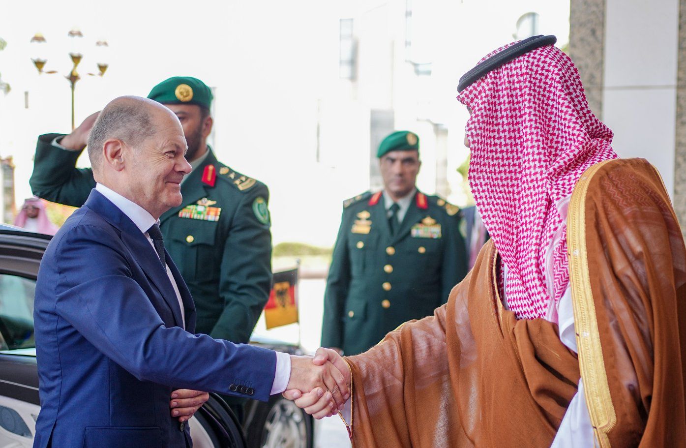 ولي العهد يلتقي المستشار الألماني في جدة 