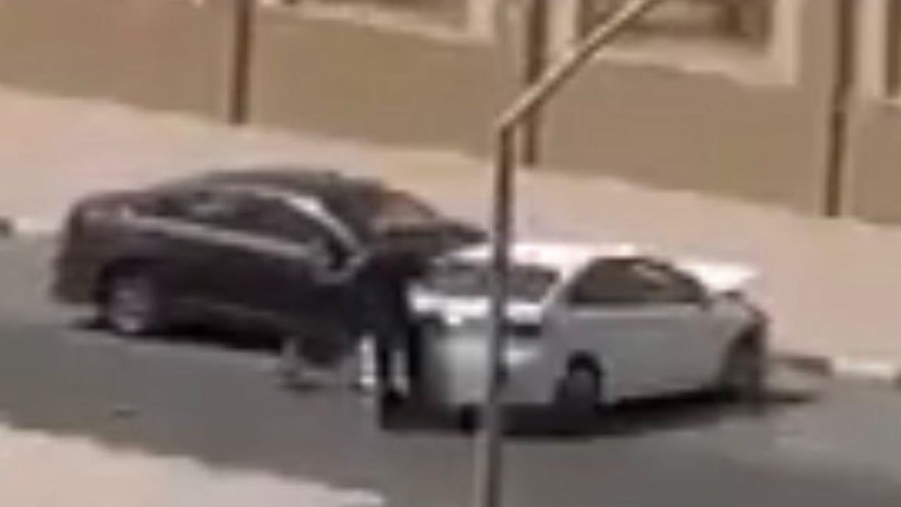 بالفيديو.. الداخلية الكويتية تطيح برجل اعتدى على امرأة في طريق عام 