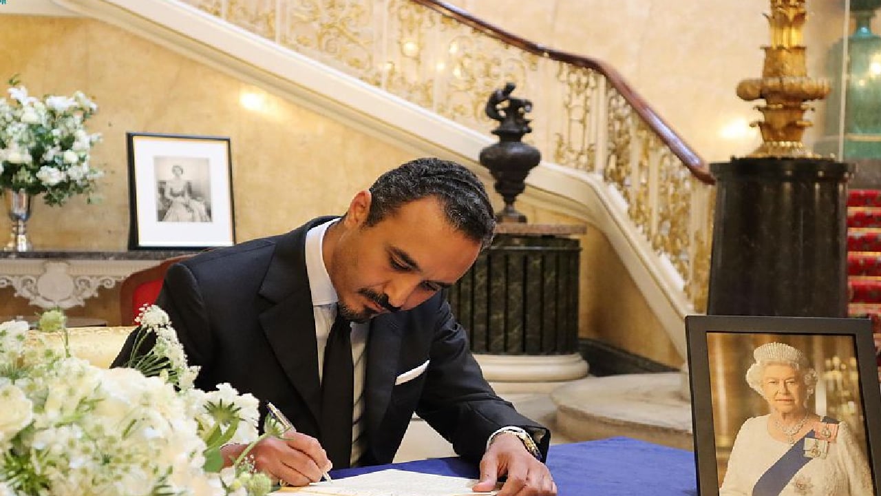 سفير خادم الحرمين لدى المملكة المتحدة يقدم واجب العزاء في وفاة الملكة إليزابيث 

