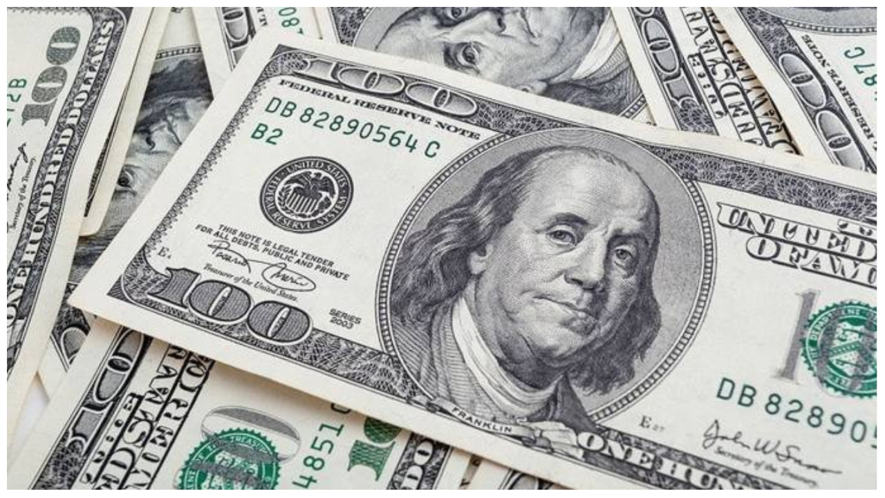 الدولار يتراجع لأدني مستوى في أكثر من أسبوعين.. واليورو يرتفع
