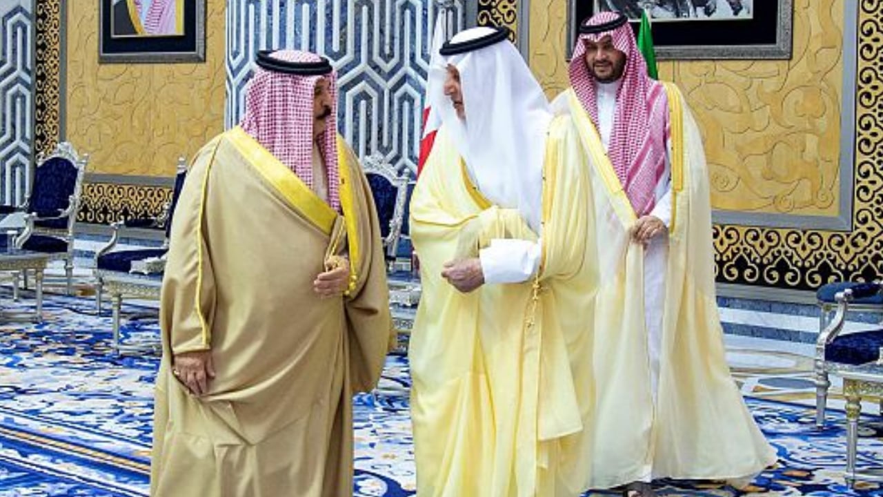 أمير مكة يستقبل ملك البحرين بعد وصوله جدة في زيارة للمملكة