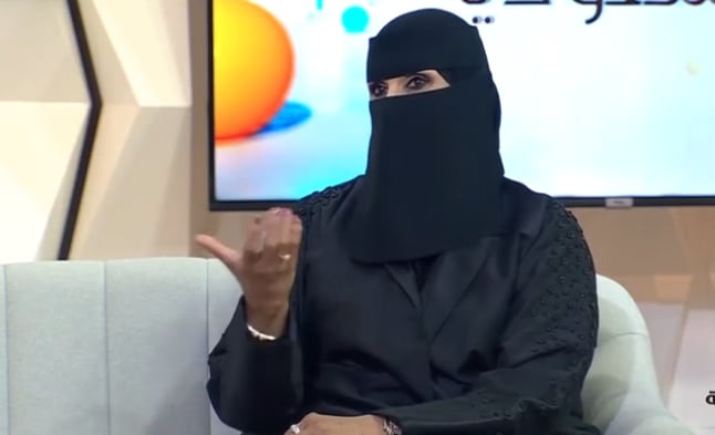 علوية العامودي.. قصة فنانة تشكيلية تميزت برسم لوحاتها بالأصابع بدلًا من الفرشاة  

