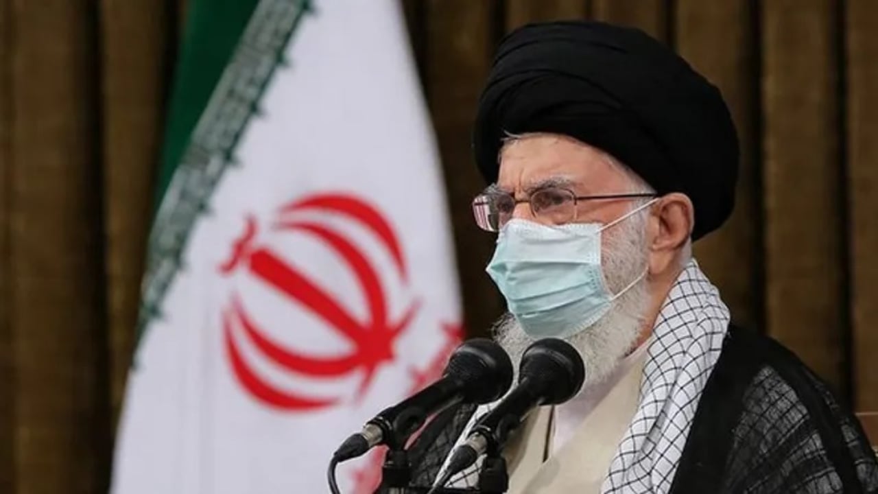 أول ظهور علني للمرشد الإيراني بعد تداول أنباء عن تدهور حالته الصحية