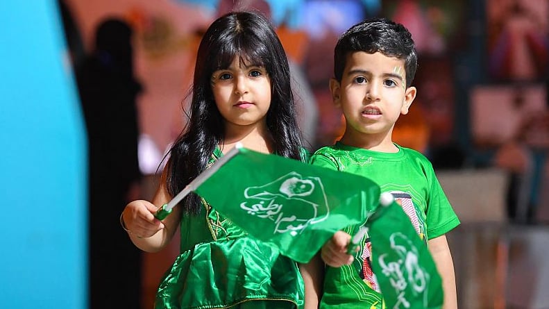 بأعلام المملكة.. مشاركة مميزة لأطفال الحدود الشمالية في اليوم الوطني 
