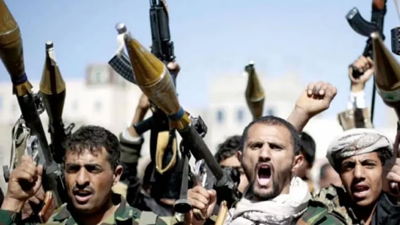 محلل يمني: ميليشيا الحوثي تعتمد على تجارة مشتقات النفط والسلاح لدعم مجهودها الحربي
