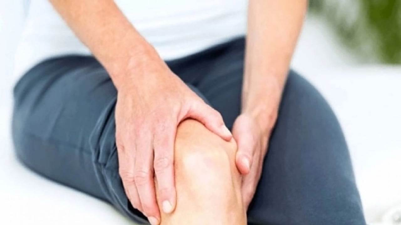 إخصائي علاج طبيعي: طقطقة المفاصل فعالة في تسكين الآلام بشروط
