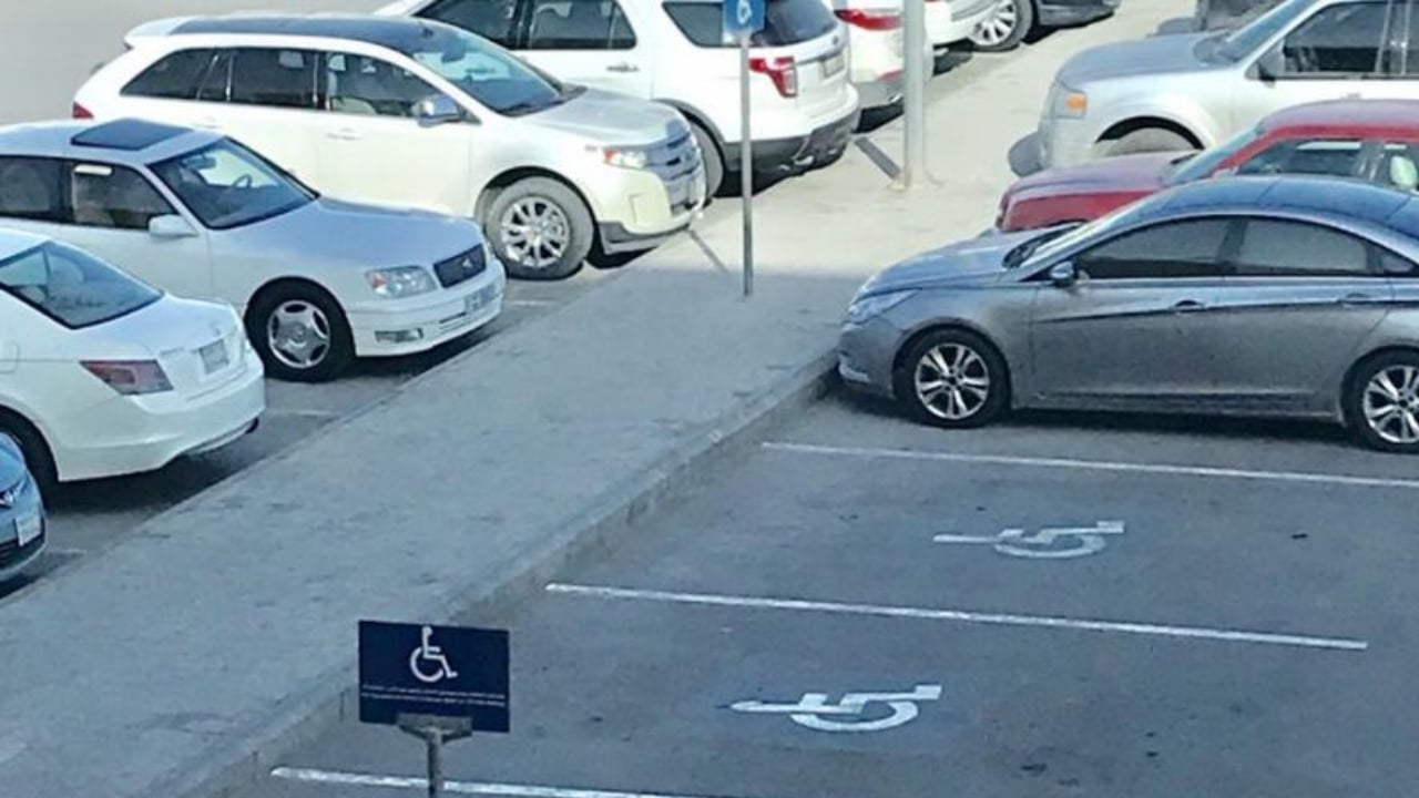 ضبط 2262 مركبة مخالفة تقف في الأماكن المخصصة لذوي الإعاقة