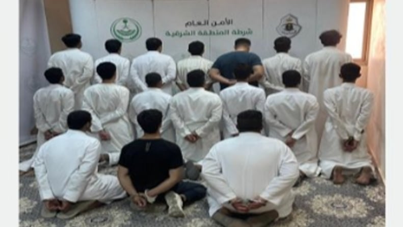 الإطاحة بـ17 شخصًا لمضايقتهم المارة والتعدي على مركبات رسمية بحفر الباطن
