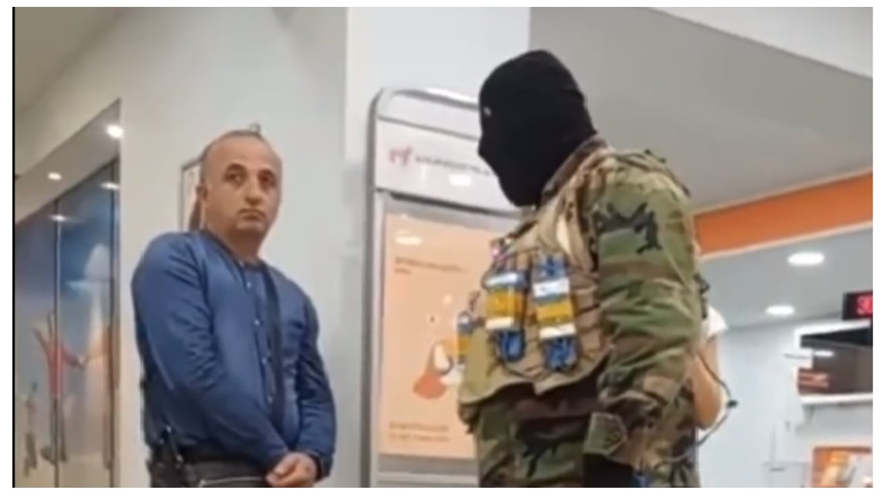 جورجيا.. مسلح يحتجز رهائن في بنك مطالبا بمليوني دولار والشرطة تضبطه
