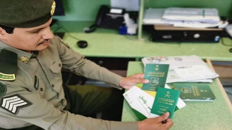 «الداخلية»: السماح بسفر المواطنين إلى الخارج دون اشتراط التحصين بلقاح كورونا

