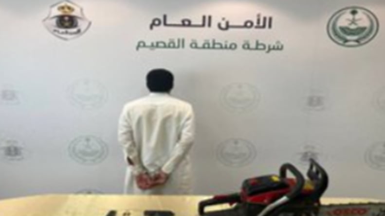 القبض على مواطن قطع أشجارًا في القصيم وبحوزته منشار كهربائي
