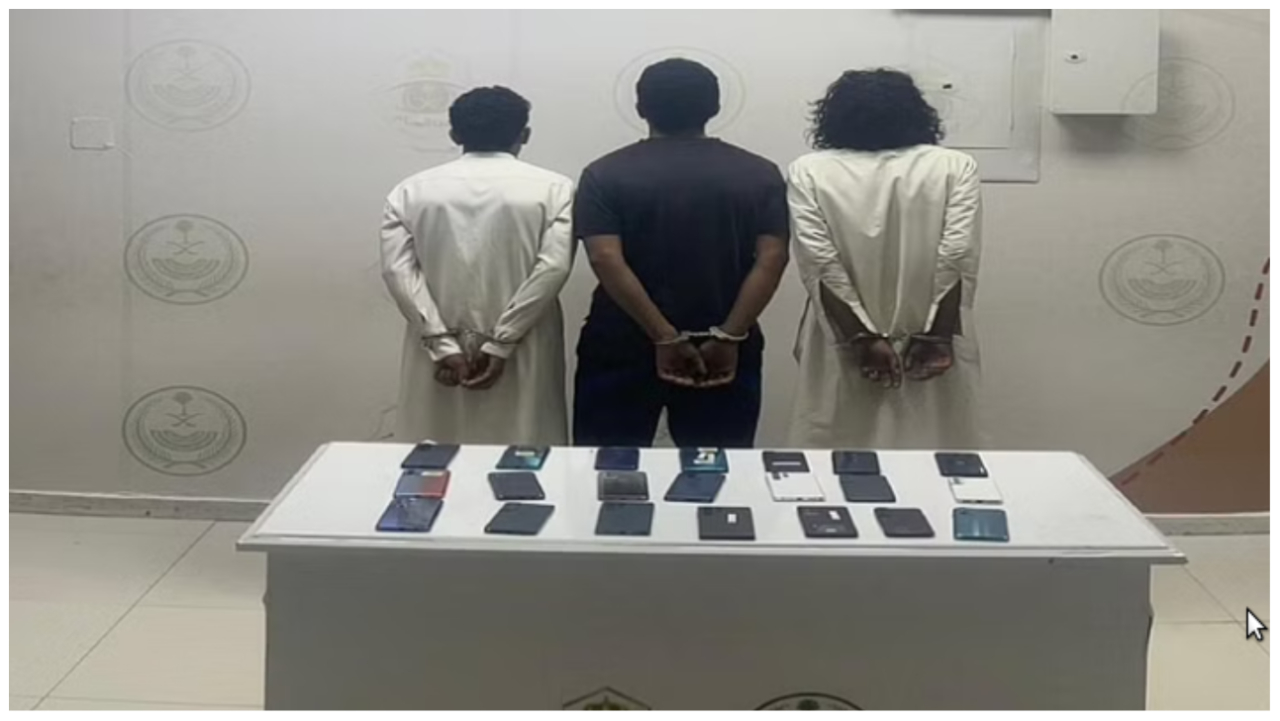 الإطاحة بـ3 مقيمين لسرقتهم 26 هاتفًا متنقلًا من محل تجاري بالرياض
