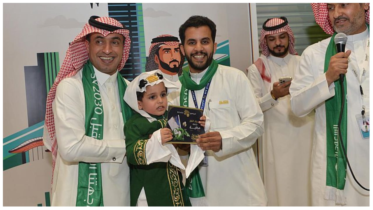 بتوزيع الهدايا والورود.. مطار الأمير سلطان بتبوك يحتفي باليوم الوطني
