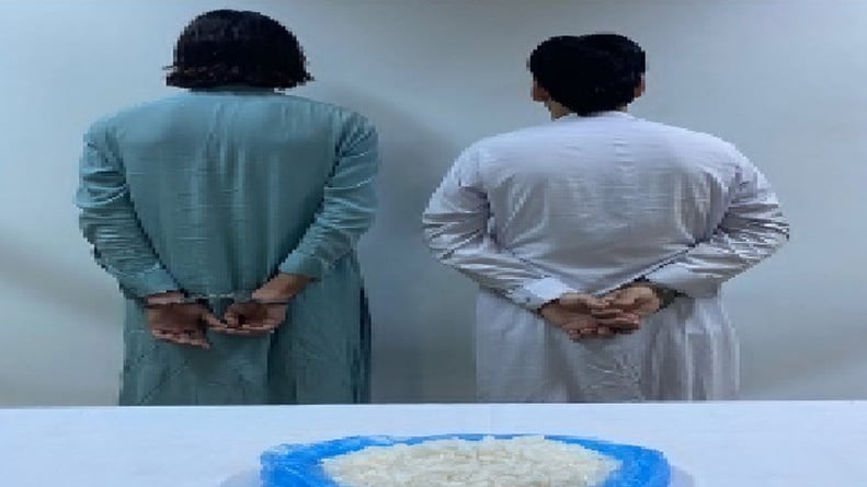 ضبط مقيمين بحوزتهما مادة الشبو المخدر في جدة

