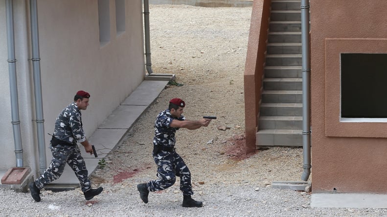 أطلقوا النار من رشاشات حربية.. مصرع 3 أشخاص إثر هجوم على محل تجاري بلبنان
