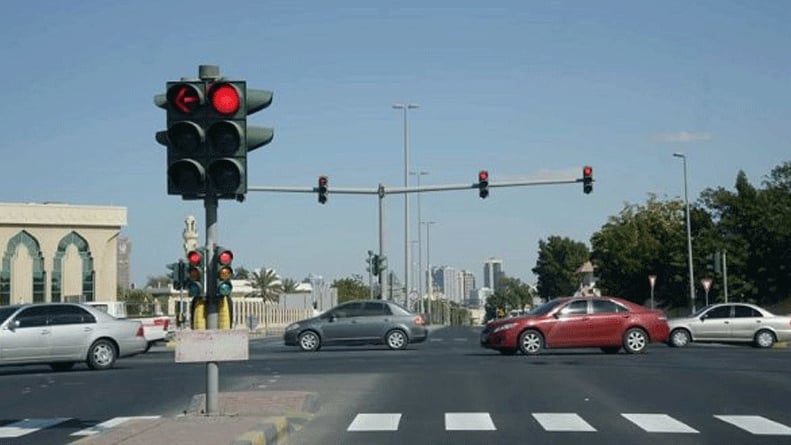 المرور يوضّح غرامة مخالفة تجاوز الإشارة