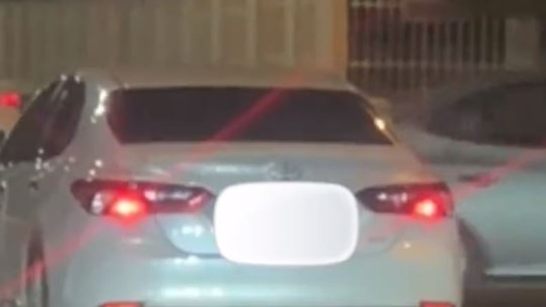 قائد مركبة متهور يقطع الإشارة ويعرض حياته والآخرين للخطر بالرياض
