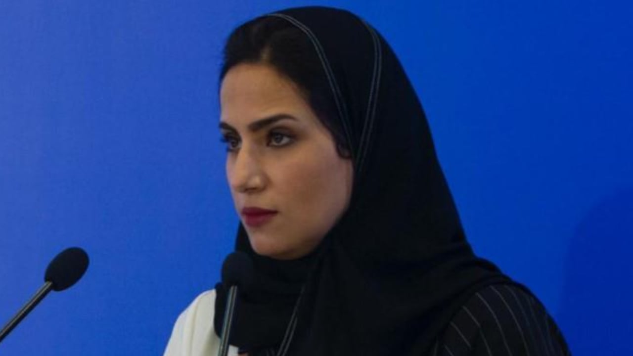 متحدثة التعليم تعدد فوائد نظام الفصول الثلاثة (فيديو)