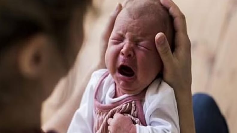 طفلك لا يتوقف عن البكاء؟.. دراسة تحدد أفضل وسيلة لتهدئته
