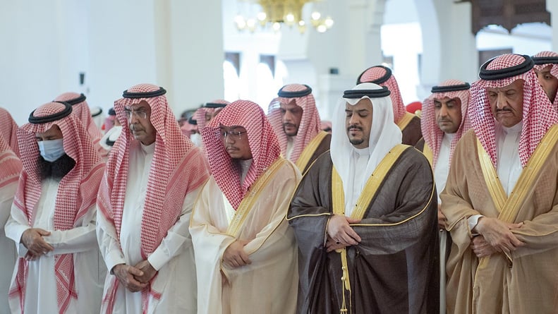بالصور.. أمير الرياض بالنيابة يؤدي صلاة الميت على سعود السديري 

