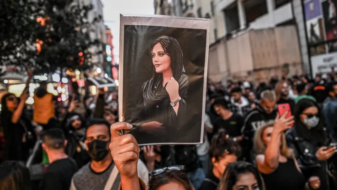 باحث: النظام الإيراني اعتقل المئات بمسقط رأس مهسا أميني ويمارس القمع 

