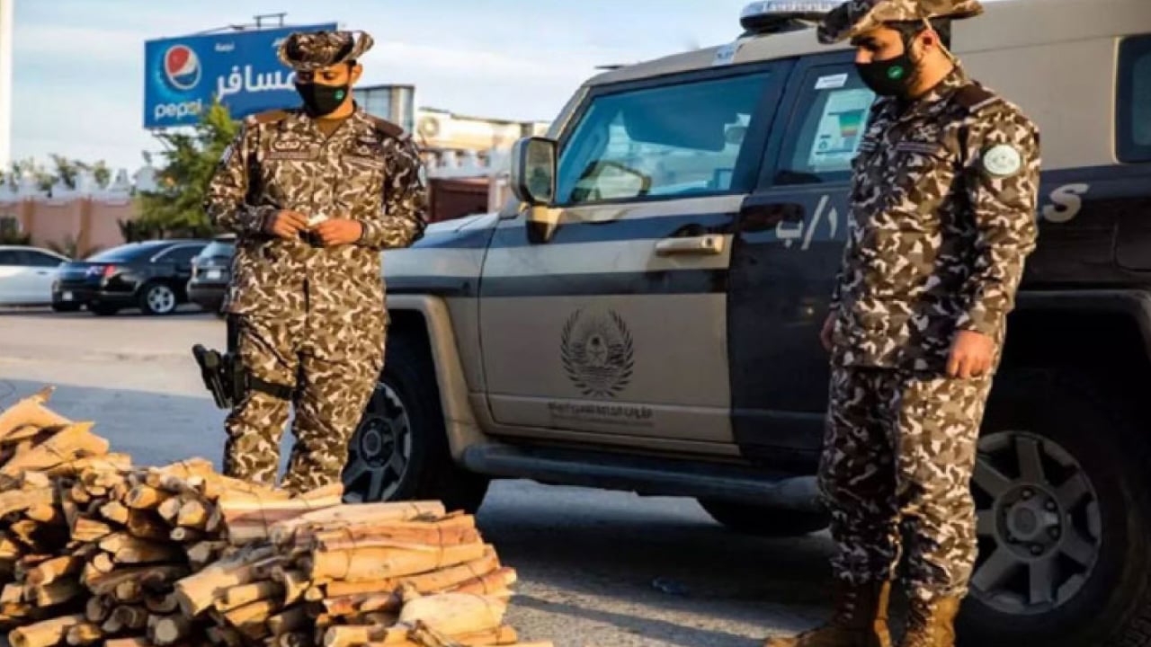ضبط 49 مخالفًا لاستخدامهم حطبًا وفحمًا محليين في أنشطة تجارية بالرياض ومكة
