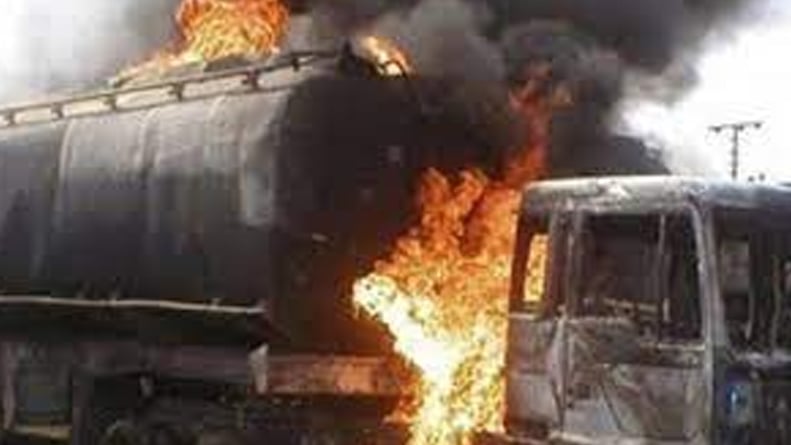 لحظة انفجار صهريج وقود في جنوب إفريقيا.. أسفر عن قتلى وإصابات  