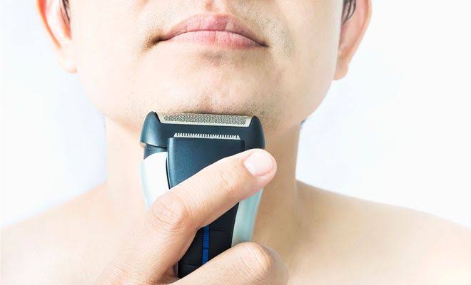 استشاري أمراض معدية: ماكينات تنعيم الشعر تنقل الأمراض الجرثومية
