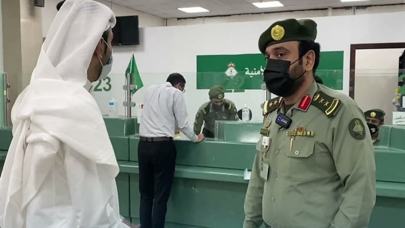 الجوازات: انتهاء إقامة المستقدم لا يمنع تمديد تأشيرة الزيارة للزائر 
