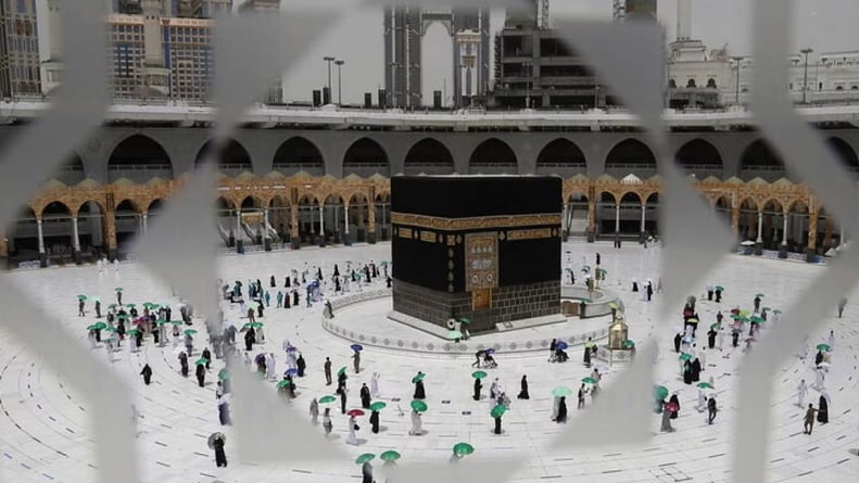 وزير الحج: منصة «نسك» تتيح الحصول على تأشيرات العمرة والزيارة إلكترونيًّا
