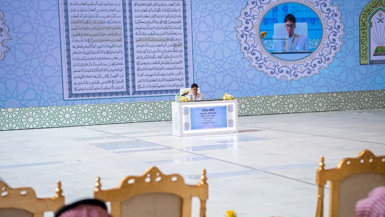 شاشة عملاقة لنقل وقائع مسابقة الملك عبدالعزيز الدولية للحضور بقاعة التصفيات النهائية